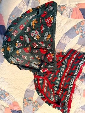 Duluth Trading Co Holiday m- Green & Red